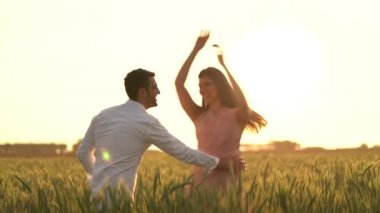 Romantik çift dans flied altın buğday 