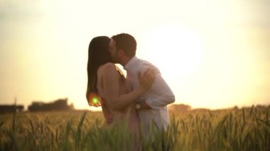 Romantik çift altın buğday flied aşk anda üzerinde 