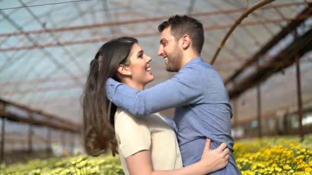 Ρομαντικό Ζευγάρι Μια Στιγμή Αγάπης Στο Θερμοκήπιο — Αρχείο Βίντεο