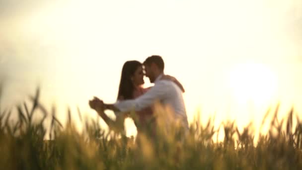 Pareja Romántica Bailando Oro Trigo Volado — Vídeos de Stock