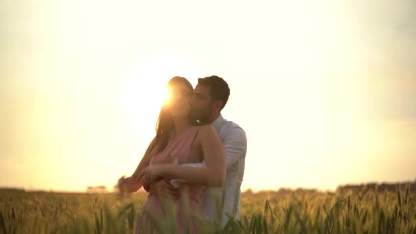 ロマンチックなカップルは 飛び金麦でのダンス — ストック動画