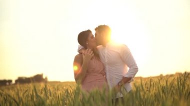 Romantik çift altın buğday aşk anda üzerinde flied - portre