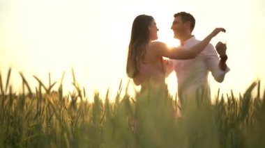 Romantik çift altın buğday flied aşk anda üzerinde 