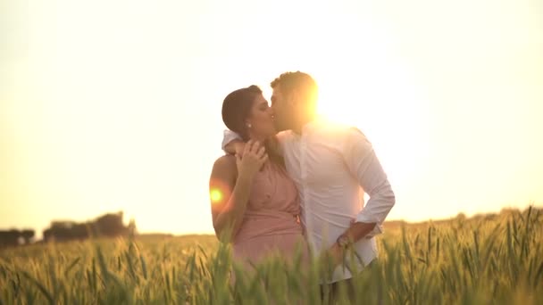 Casal Romântico Momento Amor Trigo Dourado Voou Retrato — Vídeo de Stock