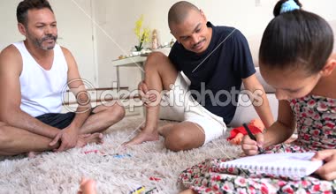 Eşcinsel aile çocuğu evlat edinmek çizim dizüstü evde ile