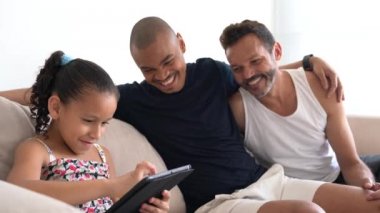 Eşcinsel aile ile kabul edilen çocuk evde Tablet kullanma