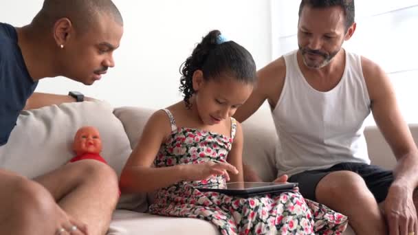 Família Gay Com Criança Adotada Usando Tablet Casa — Vídeo de Stock