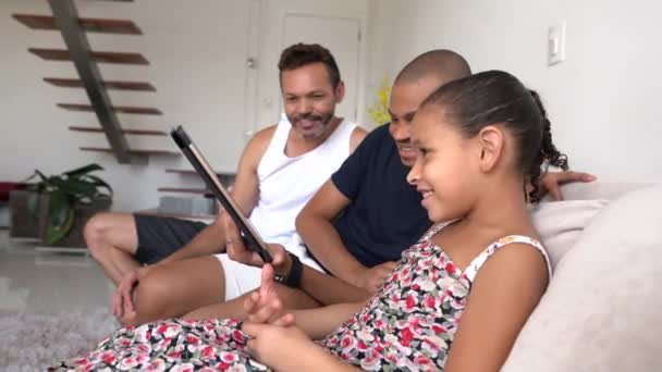 Famille Gay Avec Enfant Adopté Utilisant Une Tablette Maison — Video