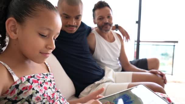 Família Gay Com Criança Adotada Usando Tablet Casa — Vídeo de Stock