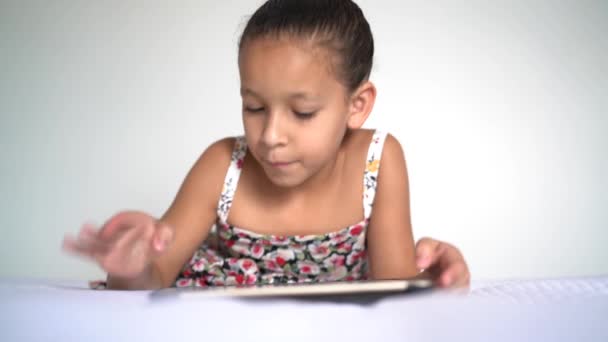 Menina Bonito Usando Tablet Casa — Vídeo de Stock