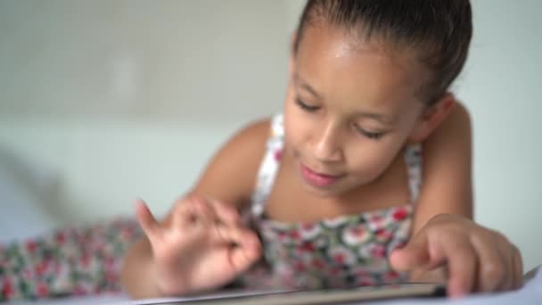 Menina Bonito Usando Tablet Casa — Vídeo de Stock