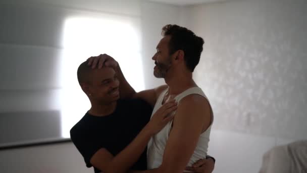 Retrato Una Pareja Gay Casada Casa — Vídeos de Stock