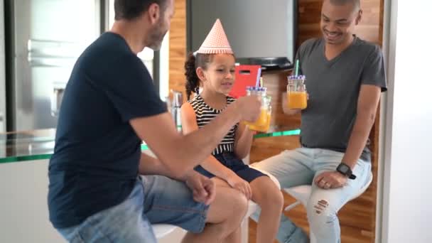 Moderne Familie Schwules Paar Mit Adoptierten Kindern Auf Festlichen Toast — Stockvideo