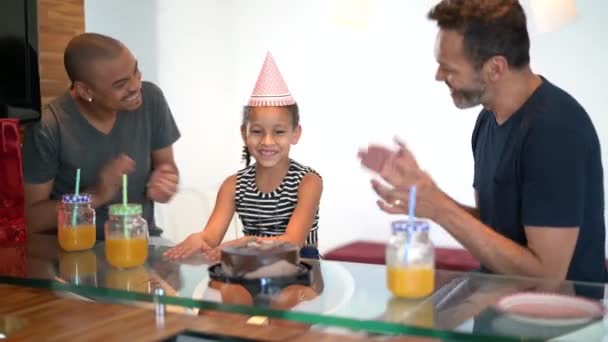 Familia Moderna Pareja Gay Con Niños Adoptados Celebrando Fiesta Cumpleaños — Vídeo de stock