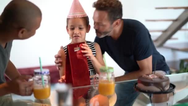 現代の家族 採用された子供の誕生日にプレゼントを与えると同性カップル — ストック動画