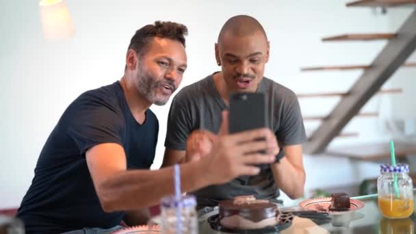 Gay Casal Falando Com Distância Pessoas Vídeo Chat Celebrando Aniversário — Vídeo de Stock