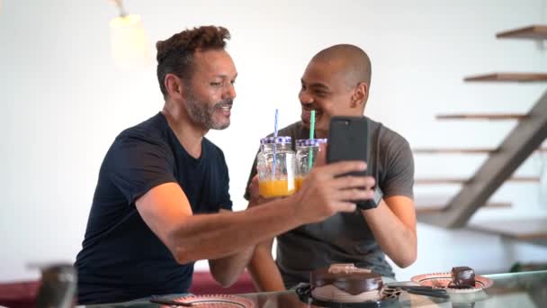 Gay Ζευγάρι Λαμβάνοντας Μια Selfie Που Γιορτάζουν Γενέθλια Κόμμα — Αρχείο Βίντεο