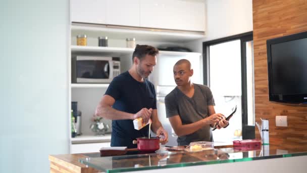 Pareja Gay Haciendo Chocolate Brigadeiro Cocina — Vídeos de Stock