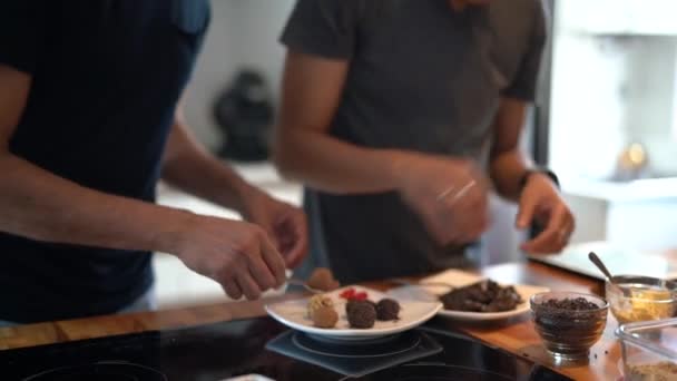 ブリガデイロ キッチンでチョコレートを作るゲイ カップル — ストック動画