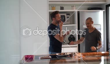 Eşcinsel çift mutfak dans