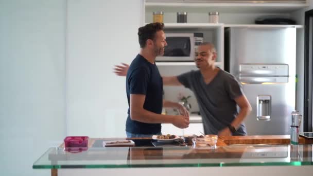 Gay Casal Dança Cozinha — Vídeo de Stock