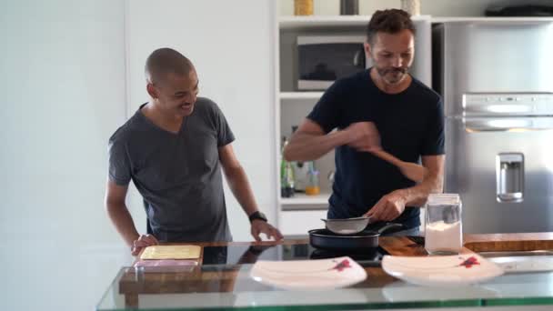 Pareja Gay Haciendo Tapioca Comida Brasileña Cocina — Vídeos de Stock