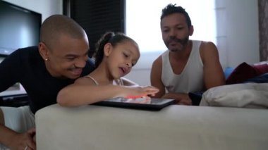 Eşcinsel aile ile kabul edilen çocuk evde Tablet kullanma