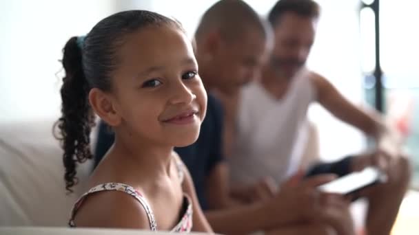Elfogadott Lánya Homoszexuális Szülők Portréja Háttérben — Stock videók