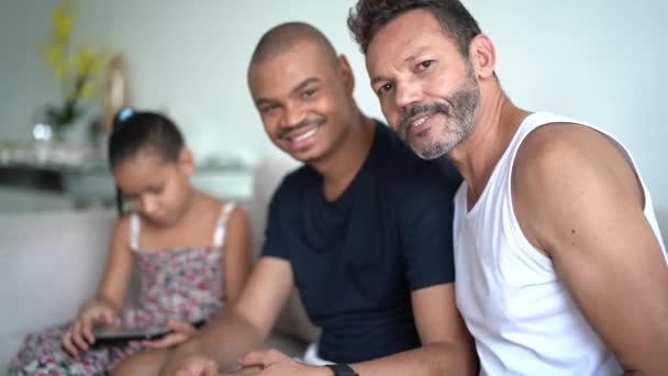同性恋夫妇和收养的孩子的肖像 现代家庭 — 图库视频影像