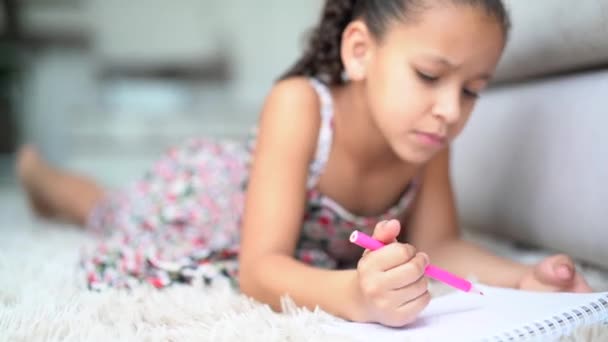 家で宿題をしているかわいい女の子 — ストック動画