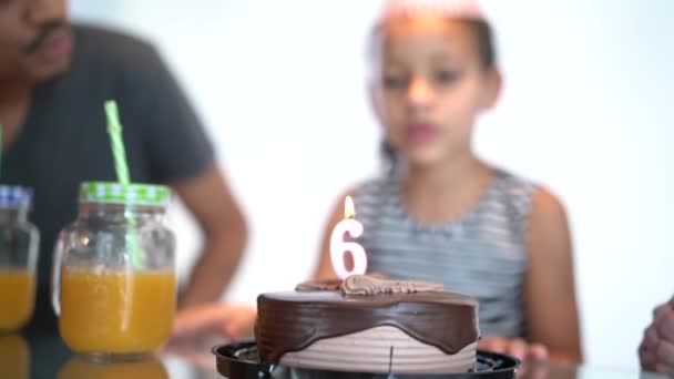 Menina Bonito Soprando Vela Festa Aniversário — Vídeo de Stock