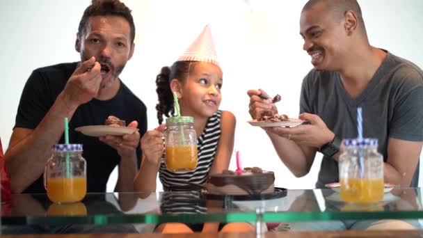 Familia Moderna Pareja Gay Con Niños Adoptados Celebrando Fiesta Cumpleaños — Vídeo de stock