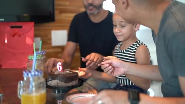 Moderne Familie Schwules Paar Mit Adoptivkindern Kuchenschneiden Bei Geburtstagsfeier — Stockvideo