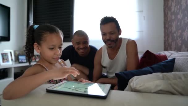Gay Familie Met Geadopteerd Kind Met Behulp Van Tablet Thuis — Stockvideo