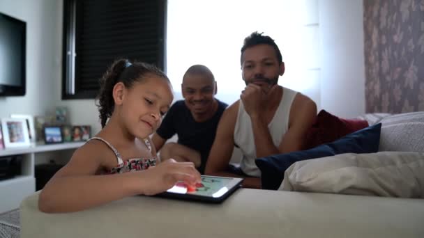 Familia Gay Con Niño Adoptado Usando Tableta Casa — Vídeo de stock