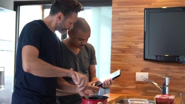 Pareja Gay Haciendo Chocolate Brigadeiro Cocina — Vídeos de Stock