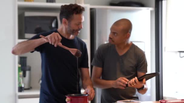 Pareja Gay Haciendo Chocolate Brigadeiro Cocina — Vídeos de Stock