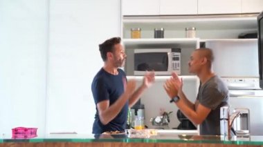 Eşcinsel çift mutfak dans
