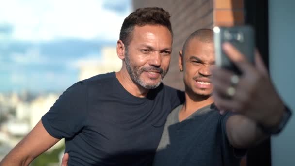 Gay Marié Couple Faisant Chat Vidéo Sur Téléphone Mobile — Video