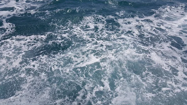 青い海の水のイメージで波を打ち砕く — ストック写真