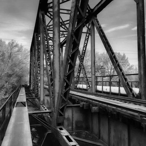 Stary Starożytny Metalowy Most Nad Rzeką Czarno Biały — Zdjęcie stockowe
