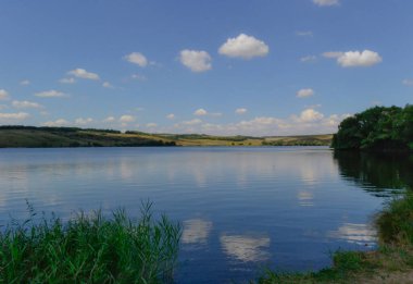 Yazın göl, güneşli gün