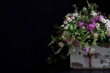 Açık arka planda yaz çiçekleri