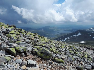 Dağ ve gökyüzü manzaralı manzara