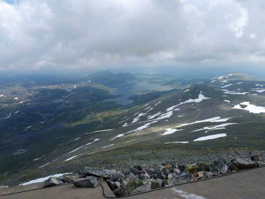 Gökyüzüne, dağlara ve suya bakan manzara