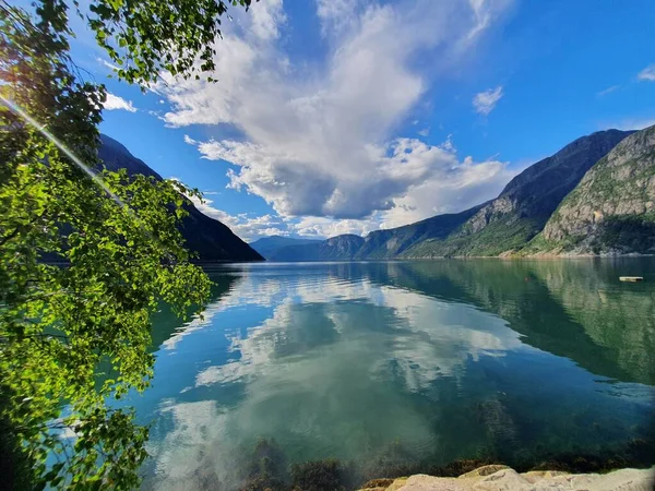 Reflejo Del Cielo Las Montañas Agua Azul Eidfjord —  Fotos de Stock