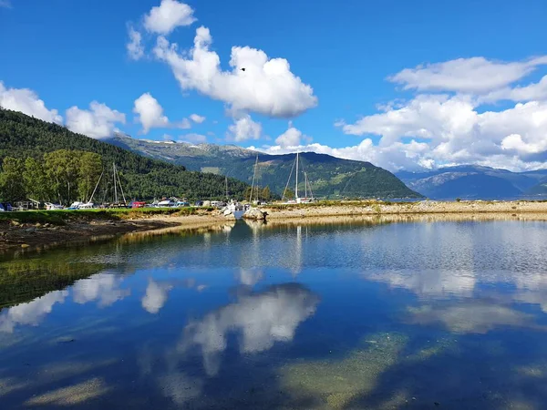 Reflektion Himmel Och Berg Det Blå Vattnet Kinsarvik — Stockfoto