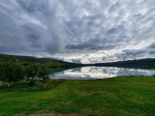 Refleksi Langit Dan Awan Dalam Air Hardangervidda — Stok Foto