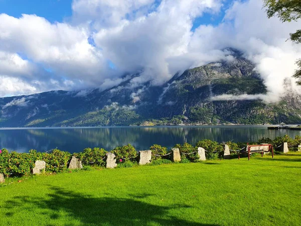 Fiyort ve çayır üzerinde beyaz bulutlar - Eidfjord