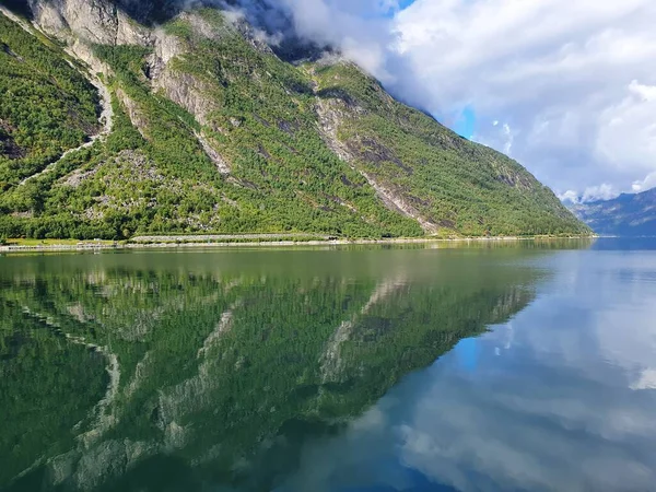 Reflejo Del Cielo Las Montañas Agua Azul Del Fiordo Eidfjord —  Fotos de Stock